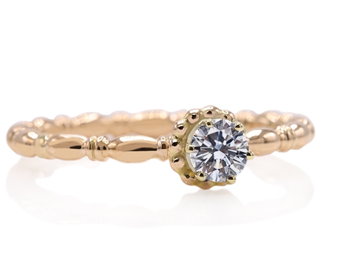 Handgemaakte bijzondere verlovingsring uit goud en diamant