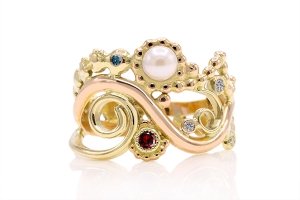 Handgemaakte aparte gouden ring met diamant robijn en parel