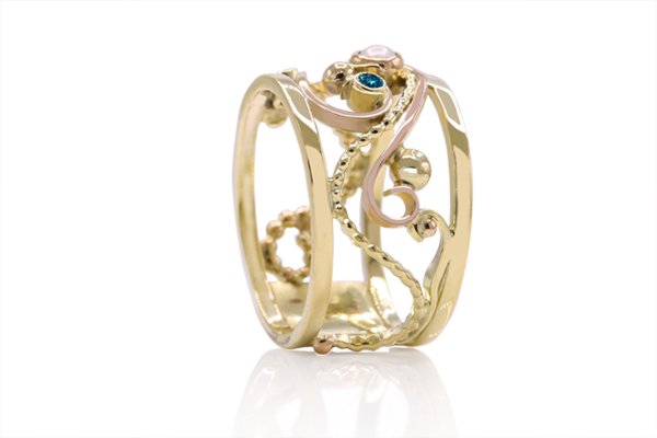 handgemaakte bijzondere gouden ring met blauwe diamant en parel