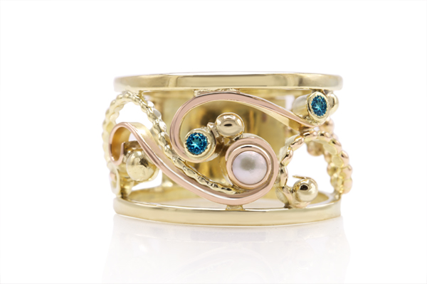 handgemaakte aparte ring uit goud met diamant en parel