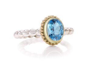 handgemaakte aparte ring uit zilver en goud met blauwe topaas