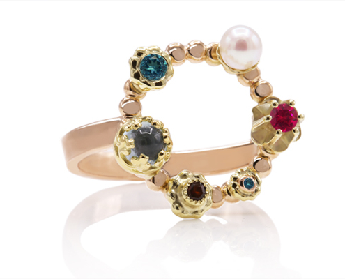 handgemaakte aparte gouden ring met parel topaas robijn en blauwe diamanten
