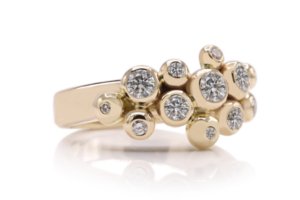 handgemaakte aparte gouden ring met diamanten