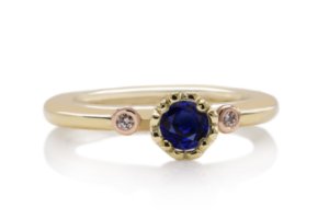 handgemaakte aparte ring uit goud met blauwe saffier