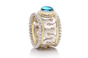 handgemaakte bijzondere monarch ring uit zilver goud en topaas