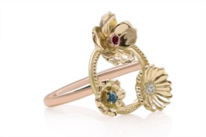 handgemaakte aparte en bijzondere ring uit goud met robijn diamant en topaas