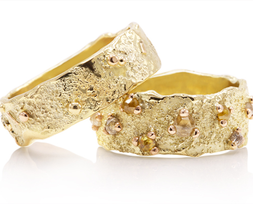 handgemaakte gouden trouwringen met ruwe diamanten