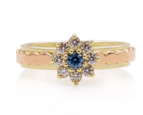 handgemaakte aparte en bijzondere gouden aanschuifring met blauwe en witte diamanten