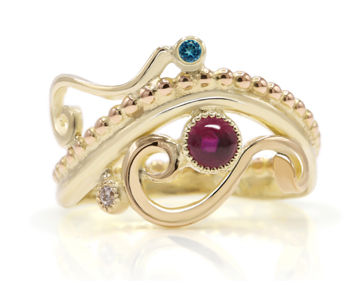 handgemaakte bijzondere aparte gouden ring met robijn en diamanten