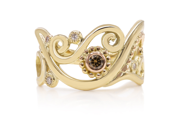 handgemaakte bijzondere gouden ring met diamanten