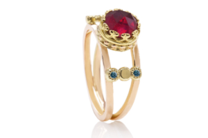 handgemaakte aparte bijzondere ring uit goud met robijn en diamanten