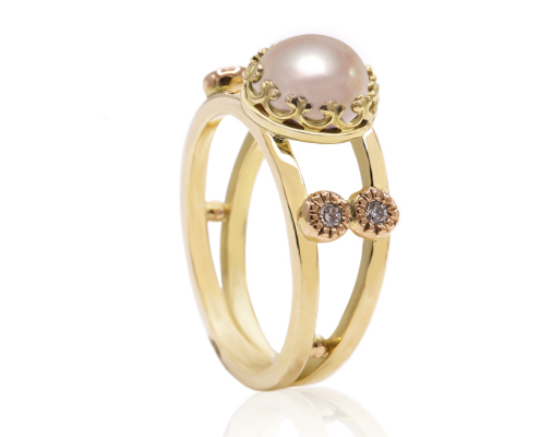 handgemaakte aparte gouden ring met zoetwaterparel en diamanten