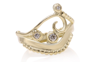 handgemaakte aparte ring uit goud met diamanten