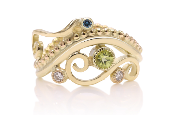 handgemaakte aparte gouden ring met peridot en diamanten