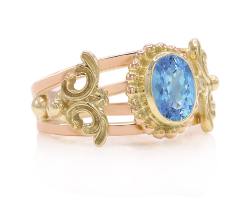 Handgemaakte bijzondere gouden ring met blauwe topaas