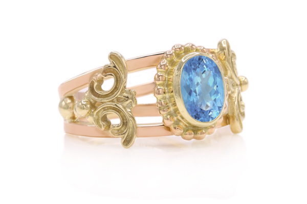 Handgemaakte bijzondere gouden ring met blauwe topaas