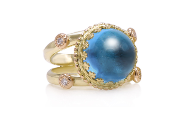 handgemaakte bijzondere gouden ring met blauwe topaas