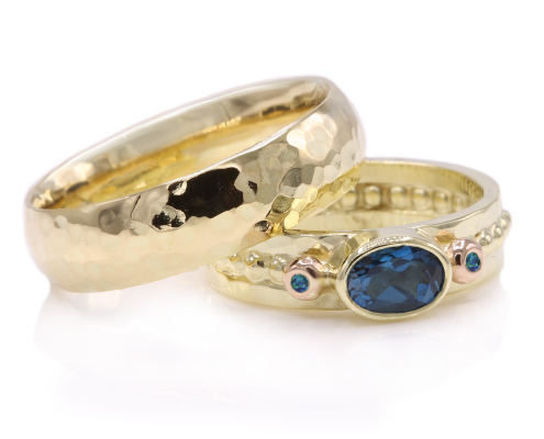 handgemaakte aparte gouden trouwringen met diamant en London Blue topaas