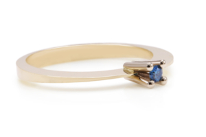 handgemaakte gouden verlovingsring met blauwe diamant