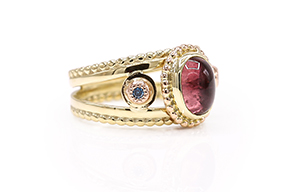 RG-9171-Ring-gemaakt-van-geelgoud,-roze-toermalijn-en-blauwe-diamant-overview