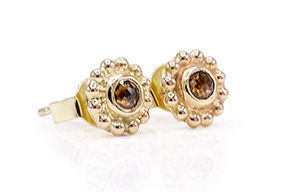 OC-4249-Gouden-oorstekers-met-roosgeslepen-bruine-diamant-overview