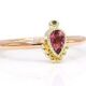 LLR-10286-Lola-ring-van-rood–en-geelgoud-met-daarop-een-druppelvormige-geslepen-roze-toermalijn-met-groene-diamant-overview