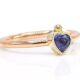 LLR-10287-lola-ring-van-rood–en-geelgoud-met-daarop-een-hartvormige-geslepen-blauwe-saffier-overview
