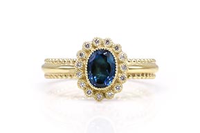 RG-9206-Gouden-ring-met-een-ovale-London-blue-topaas-met-daaromheen-witte-diamanten-overview