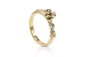 LLR-10289-Organische-gouden-ring-met-roosjes-en-blaadjes-en-blauwe-en-witte-diamant-overview