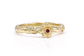 LLR-10291-Organische-gouden-ring-met-bloem-en-robijn-overview
