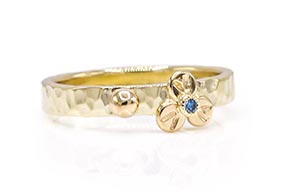 LLR-10293-Gehamerde-gouden-ring-met-blauwe-diaman-overview
