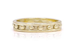 LLR-10296-Organische-gouden-ring-met-structuur–overivew