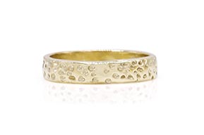 LLR-10299-Organische-gouden-ring-met-structuur-overview