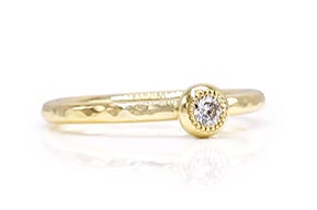 LLR-10302-Gehamerde-ronde-ring-met-diamant-overview