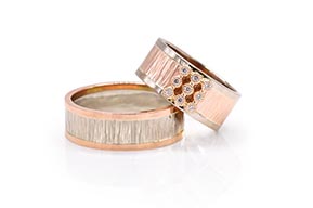 TR-1468-Set-trouwringen-gemaakt-van-rood–en-witgoud-bezet-met-diamant-overview