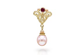 BR-3004-Gouden-brochepin-met-robijn-en-zachtroze-parel-overview-2