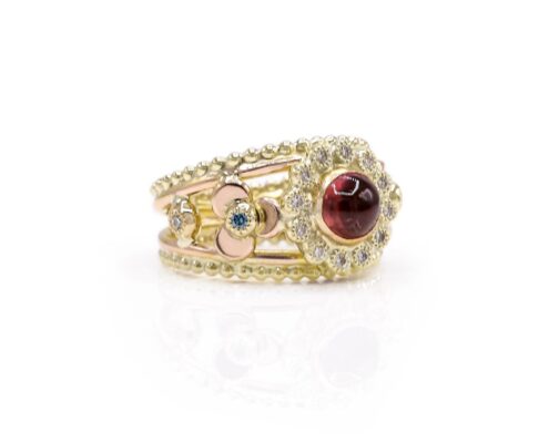 RG-9223-Ring-van-geel--en-roodgoud-met-roze-toermalijn,-rozet-van-witte-diamanten-en-blauwe-diamant-in-bloemhart-dekstop