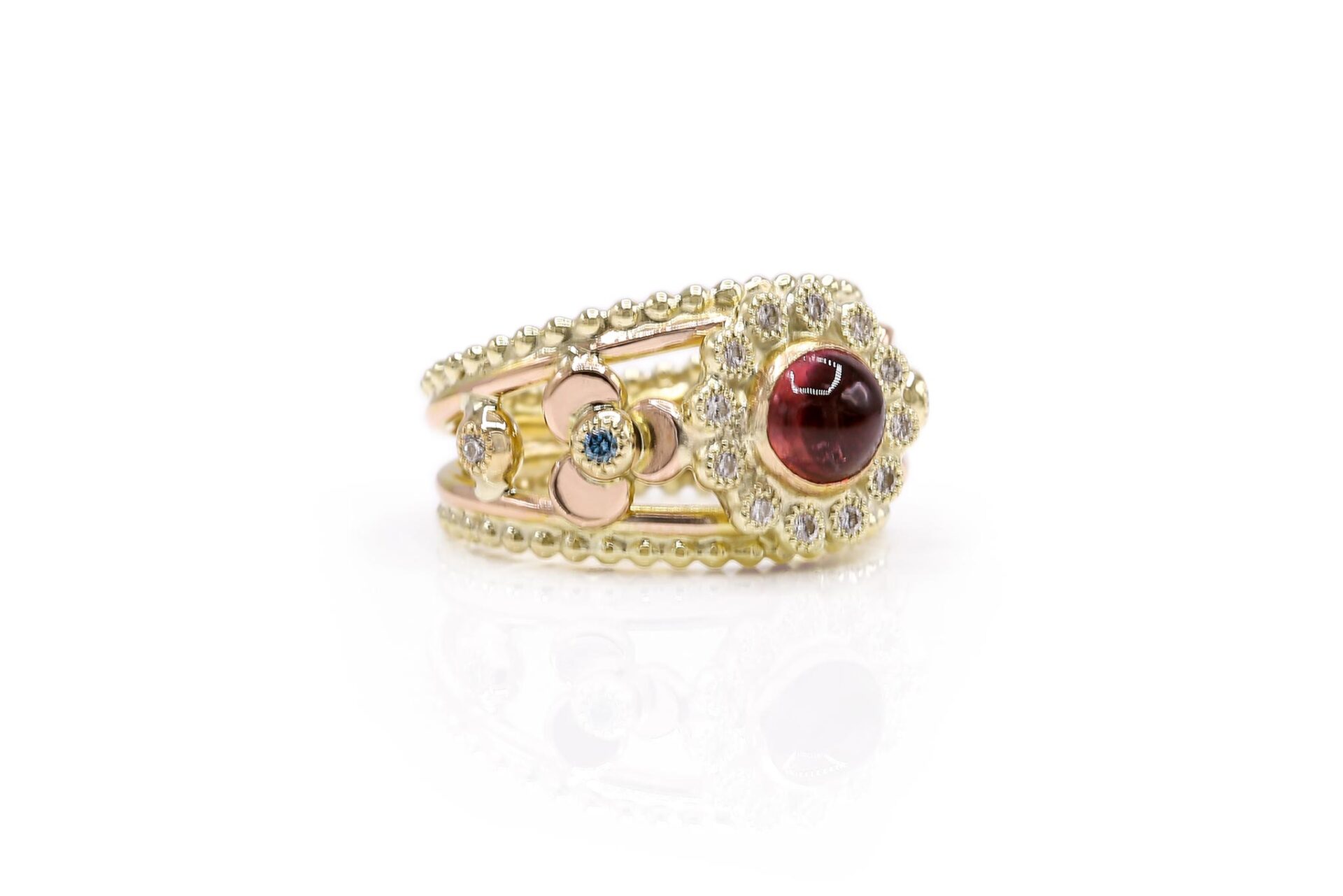 RG-9223-Ring-van-geel--en-roodgoud-met-roze-toermalijn,-rozet-van-witte-diamanten-en-blauwe-diamant-in-bloemhart-dekstop