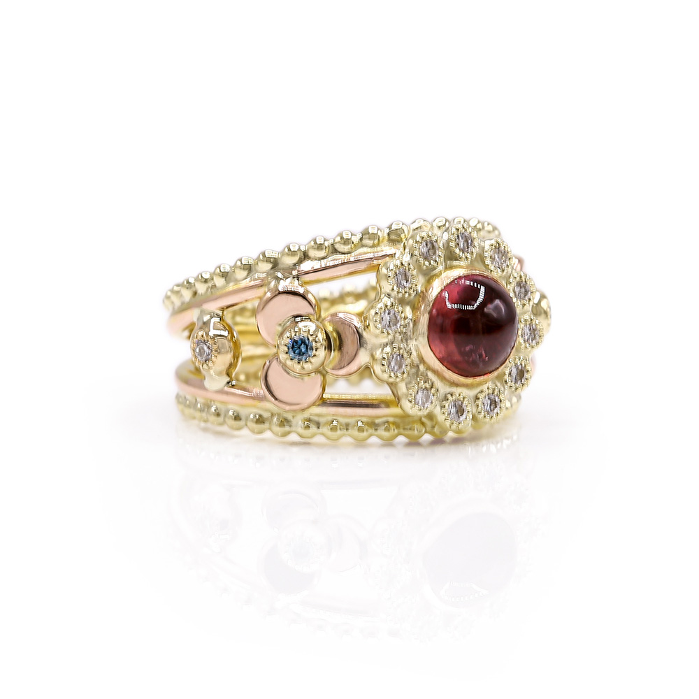 RG-9223-Ring-van-geel--en-roodgoud-met-roze-toermalijn,-rozet-van-witte-diamanten-en-blauwe-diamant-in-bloemhart-mobiel