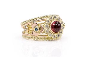 RG-9223-Ring-van-geel–en-roodgoud-met-roze-toermalijn,-rozet-van-witte-diamanten-en-blauwe-diamant-in-bloemhart-overview