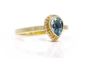 RG-9232-Gouden-ring-met-peervormige-facetgeslepen-topaas-en-fijne-bolletjesafwerking-overview