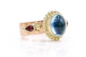 RG-9233-Ring-gemaakt-van-rood–en-geelgoud-met-een-cabochon-geslepen-ovale-topaas-overview