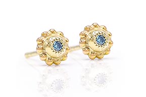 OC-4280-Gouden-oorstekers-met-blauwe-diamant-overview
